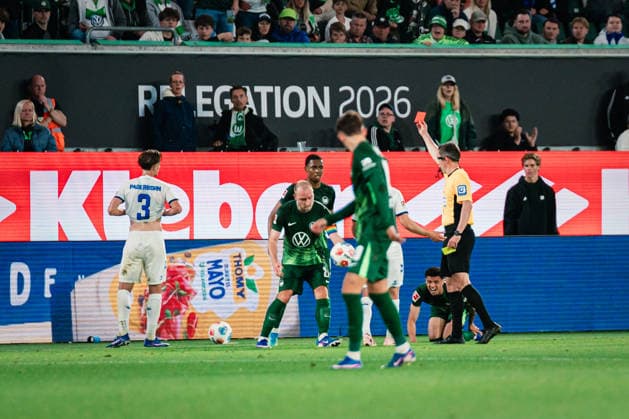 Relegation VfL Wolfsburg vs SC Paderborn, 21 05 2026 Jonah Benedict Sticker SC Paderborn 07, 3 receives the yellow red card from Benjamin Brand Referee Football, 1 Bundesliga, Relegation, First leg VfL Wolfsburg vs SC Paderborn on 21 05 2026 at Volkswagen Arena, Wolfsburg DFL REGULATIONS PROHIBIT ANY USE OF PHOTOGRAPHS AS IMAGE SEQUENCES AND OR QUASI VIDEO Copyright: xBEAUTIFULxSPORTS Tonhäuserx