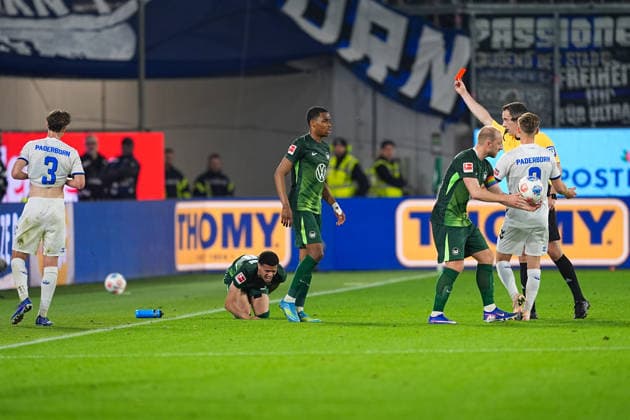 21 05 2026, xydrx, Herren, Fußball, Relegation first leg, 1 Bundesliga, VfL Wolfsburg SC Paderborn 07, Saison 2025 2026, Volkswagen Arena Benjamin Brand Referee shows Jonah Sticker SC Paderborn, 3 die Rote Karte DFB regulations prohibit any use of photographs as image sequences and or quasi video Copyright: HMBxMedia YannisxDreimann