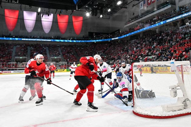 ZURICH, SWITZERLAND MAY 21 Nino Niederreiter of Switzerland scores a goal against goalkeeper Mat Robson of Great Britain during the 2026 IIHF Ice Hockey World Championship Switzerland game between Switzerland and Great Britain at Swiss Life Arena on May 21, 2026 in Zurich, Zurich Zurich Swiss Life Arena Zurich Switzerland Switzerland Copyright: xJustPictures.ch AndreaxBrancax jp-en-EuSpIm-JP7_ANB_Sui_GB_21052026_0713