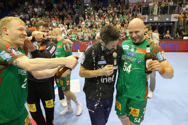 21 05 2026, xtgx, handball, Daikin HBL, SC Magdeburg SG Flensburg Handewitt v l Bennet Wiegert Magdeburg, coach beer shower jubilation over title win, championship, German champion, cheers, celebration Magdeburg