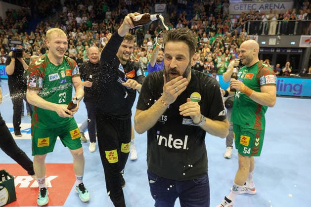 21 05 2026, xtgx, handball, Daikin HBL, SC Magdeburg SG Flensburg Handewitt v l Bennet Wiegert Magdeburg, coach beer shower jubilation over title win, championship, German champion, cheers, celebration Magdeburg