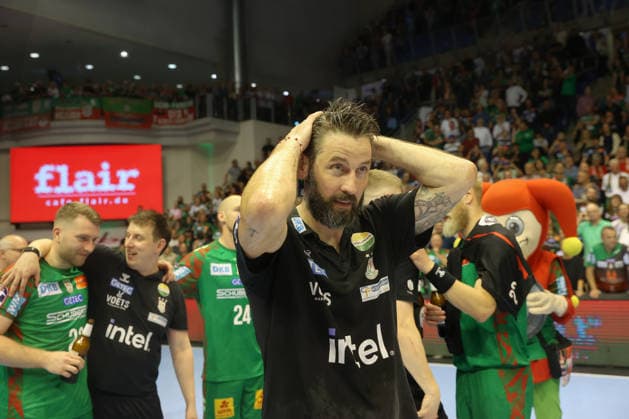 21 05 2026, xtgx, handball, Daikin HBL, SC Magdeburg SG Flensburg Handewitt v l Bennet Wiegert Magdeburg, coach beer shower jubilation over title win, championship, German champion, cheers, celebration Magdeburg