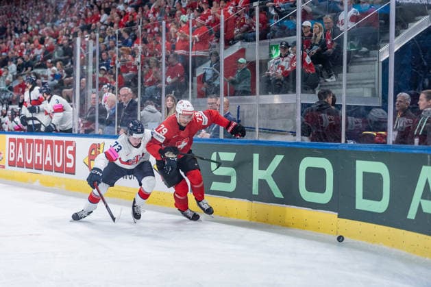 21 05 2026, Zurich, Swiss Life Arena, Ice Hockey World Championships Switzerland Great Britain, 79 Calvin Thurkauf Switzerland , 73 Joseph Hazeldine Great Britain Zurich Swiss Life Arena Zurich Switzerland Copyright: xJustPictures.ch StefanxEmchx jp-de-StEm-DSC0177020260521