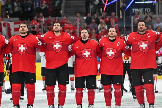 ZURICH, SWITZERLAND MAY 21 Switzerland listen to the national anthem after the victory during the 2026 IIHF Ice Hockey World Championship Switzerland game between Switzerland and Great Britain at Swiss Life Arena on May 21, 2026 in Zurich, Zurich Zurich Swiss Life Arena Zurich Switzerland Copyright: xJustPictures.ch AndreaxBrancax jp-en-EuSpIm-JP7_ANB_Sui_GB_21052026_2021