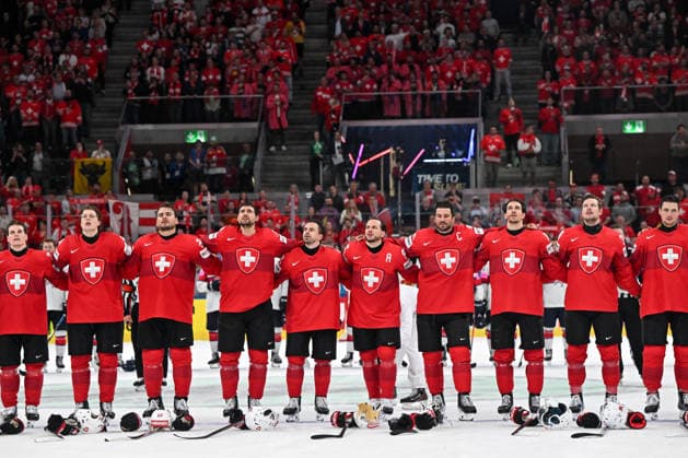 ZURICH, SWITZERLAND MAY 21 Switzerland listen to the national anthem after the victory during the 2026 IIHF Ice Hockey World Championship Switzerland game between Switzerland and Great Britain at Swiss Life Arena on May 21, 2026 in Zurich, Zurich Zurich Swiss Life Arena Zurich Switzerland Copyright: xJustPictures.ch AndreaxBrancax jp-en-EuSpIm-JP7_ANB_Sui_GB_21052026_2034