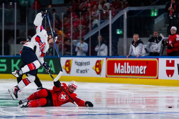 ZURICH, SWITZERLAND - MAY 21: Damien Riat (Switzerland, 9) and Joshua Waller (Great Britain, 92) during the Preliminary Round - Group A Match 31 between Switzerland and Great Britain at the IIHF Ice hockey, Eishockey World Championship, WM, Weltmeisterschaft 2026, Swiss Life Arena on May 21, 2026 in Zurich, Switzerland. Zurich Switzerland Copyright: xTimoxSteinx