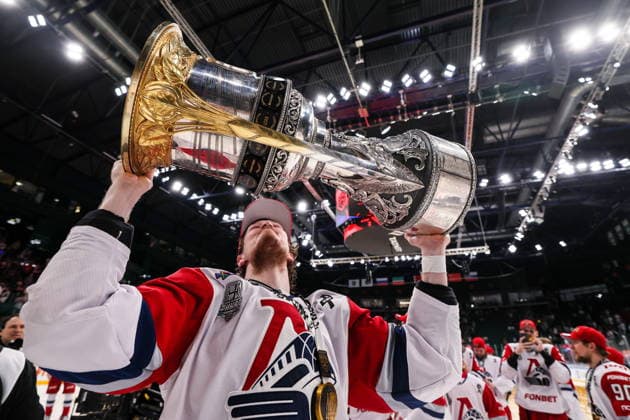 RUSSIA, KAZAN - MAY 21, 2026: Lokomotov Yaroslavl s goaltender Daniil Isayev holds the trophy as his team wins Leg 6 of the 2025 26 Kontinental Hockey League Gagarin Cup final playoff tie against Ak Bars Kazan and Lokomotiv Yaroslavl at Tatneft Arena. HC Lokomotiv Yaroslavl has won the 2025 26 KHL Gagarin Cup. Sergei Savostyanov TASS  92849144