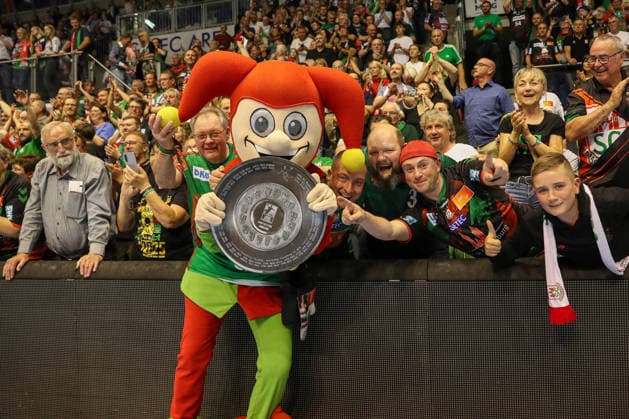 21 05 2026, xgox, Handball Daikin HBL SC Magdeburg SG Flensburg Handewitt emspor, v l sSymbolfoto, Symbolbild, Symbol, Fans celebrate the German championship, Meisterschale Magdeburg