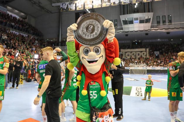 21 05 2026, xgox, Handball Daikin HBL SC Magdeburg SG Flensburg Handewitt emspor, v l Till Eulenspiegel SC Magdeburg, mascot, cheering for the German championship, championship trophy, award ceremony, award ceremony, cup Magdeburg