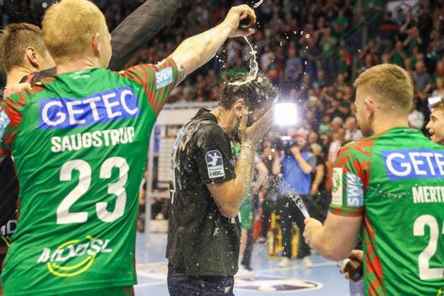 21 05 2026, xgox, Handball Daikin HBL SC Magdeburg SG Flensburg Handewitt emspor, v l Bennet Wiegert Magdeburg, coach gets a beer shower Magdeburg