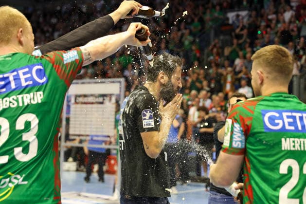 21 05 2026, xgox, Handball Daikin HBL SC Magdeburg SG Flensburg Handewitt emspor, v l Bennet Wiegert Magdeburg, coach gets a beer shower Magdeburg