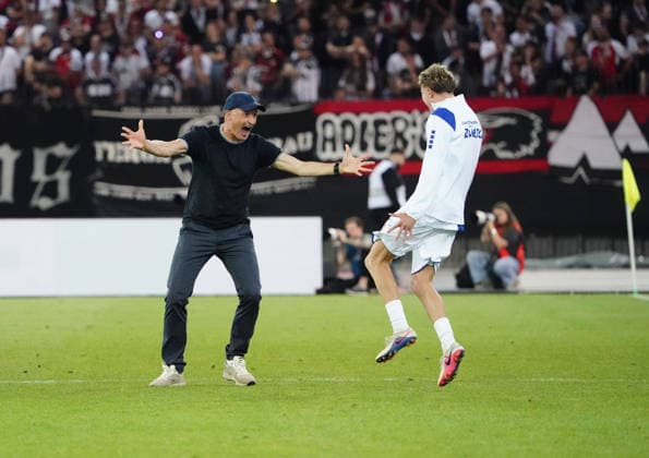 21 05 2026 Zuerich Switzerland Stadion Letzigrund ,Soccer Men Season 2025 2026 Parrage Rueckspiel Grasshopper Club Zuerich FC Aarau Bild , Trainer Peter Zeidler GC jubilates after the final whistle Action