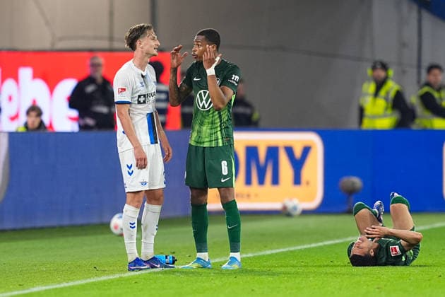 21 05 2026, xydrx, Men, Football, Relegation first leg, 1 Bundesliga, VfL Wolfsburg SC Paderborn 07, Season 2025 2026, Volkswagen Arena Jonah Sticker SC Paderborn, 3 and Jeanuel Belocian VfL Wolfsburg, 6 gesticulating DFB regulations prohibit any use of photographs as image sequences and or quasi video Copyright: HMBxMedia YannisxDreimann