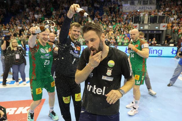 21 05 2026, xtgx, handball, Daikin HBL, SC Magdeburg SG Flensburg Handewitt v l Bennet Wiegert Magdeburg, coach beer shower jubilation over title win, championship, German champion, cheers, celebration Magdeburg