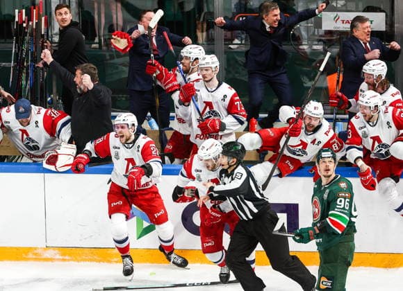 RUSSIA, KAZAN - MAY 21, 2026: Lokomotov Yaroslavl s players celebrate their victory in Leg 6 of the 2025 26 Kontinental Hockey League Gagarin Cup final playoff tie against Ak Bars Kazan at Tatneft Arena. HC Lokomotiv Yaroslavl has won the 2025 26 KHL Gagarin Cup. Yegor Aleyev TASS  92851241