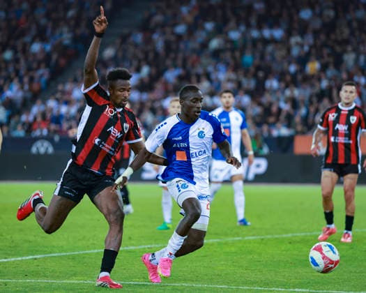 David Acquah 5, FC Aarau claims a corner kick after a tackle with El Bachir Ngom 20, GC Zurich