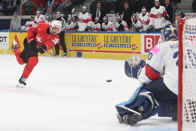 21.05.2026 Swiss Life Arena Zuerich , SCHWEIZ, Herren IIHF World Championship, WM, Weltmeisterschaft Zurich 2026 Gruppe A SUI - GBR Roman Josi (SUI) trifft den Pfosten *** 21 05 2026 Swiss Life Arena Zurich , SWITZERLAND, Men IIHF World Championship Zurich 2026 Group A SUI GBR Roman Josi SUI hits the post 