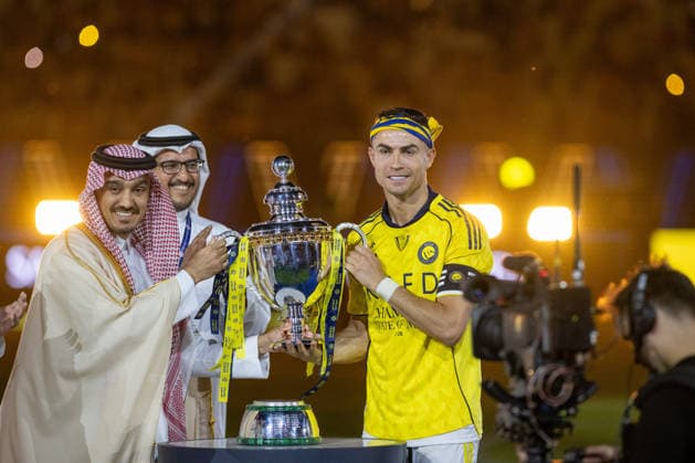 Al-Nassr wins Saudi Arabian title RIYADH, SAUDI ARABIA - MAY 21: Ronaldo (R) of Al-Nassr is presented the championship trophy after defeating Damac 4-1 in the Saudi Pro League at King Saud University Stadium in Riyadh, Saudi Arabia, on May 21, 2026. Mohammed Saad Anadolu Riyadh Saudi Arabia. Editorial use only. Please get in touch for any other usage.  Copyright: x2026xAnadoluxMohammedxSaadx