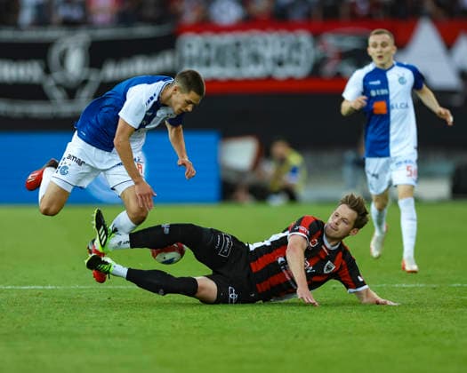 Tim Meyer 8, GC Zurich, left in duel with Marco Thaler 2, FC Aarau