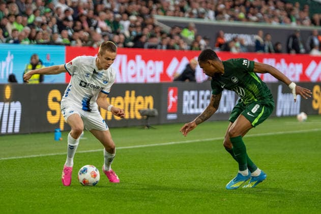 Germany Soccer, Relegation 2026, First leg, VfL Wolfsburg SC Paderborn on 21 05 in Wolfsburg, Volkswagen Arena Filip Bilbija SC Paderborn 7 on the ball Jeanuel Belocian VfL Wolfsburg 6 Copyright: xSvenxHeidmannx