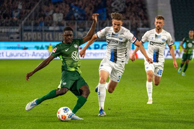 Germany Soccer, Relegation 2026, First leg, VfL Wolfsburg SC Paderborn on 21 05 in Wolfsburg, Volkswagen Arena Sael Kumbedi VfL Wolfsburg 26 Jonah Sticker SC Paderborn 3 Copyright: xSvenxHeidmannx