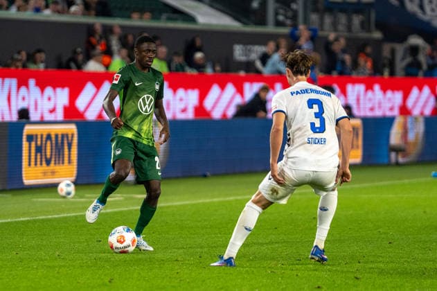 Germany Soccer, Relegation 2026, First leg, VfL Wolfsburg SC Paderborn on 21 05 in Wolfsburg, Volkswagen Arena Sael Kumbedi VfL Wolfsburg 26 on the ball Jonah Sticker SC Paderborn 3 Copyright: xSvenxHeidmannx