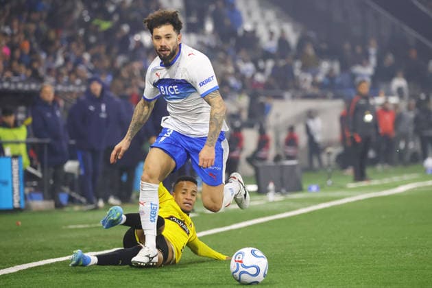 Futbol, Universidad Catolica vs Barcelona SC. Copa Libertadores 2026. El jugador de Universidad Catolica Eugenio Mena, derecha, disputa el balon contra Byron Castillo de Barcelona SC durante el partido de la fecha 5 del grupo D de la Copa Libertadores disputado en el estadio Claro Arena de Santiago, Chile. 21 05 2026 Jonnathan Oyarzun Photosport Football, Universidad Catolica vs Barcelona SC. 2026 Copa Libertadores Championship. Universidad Catolica player Eugenio Mena, right, vies for the ball against Byron Castillo of Barcelona SC during the Copa Libertadores, group D fiveth turn match at Claro Arena in Santiago, Chile. 21 05 2026 Jonnathan Oyarzun Photosport Universidad Catolica vs Barcelona SC, Copa Libertadores 2026