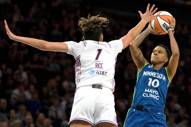MINNEAPOLIS, MN - MAY 21: Minnesota Lynx guard Courtney Williams (10) hits a jump shot over Toronto Tempo guard Kiki Rice (1) during the first half of a WNBA, Basketball Damen, USA game between the Minnesota Lynx and Toronto Tempo on May 21, 2026, at Target Center in Minneapolis MN. (Photo by Nick Wosika Icon Sportswire) WNBA: MAY 21 Toronto Tempo at Minnesota Lynx EDITORIAL USE ONLY Icon2026052101