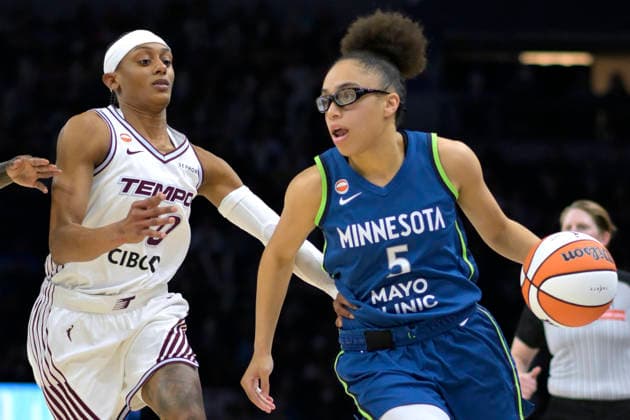 MINNEAPOLIS, MN - MAY 21: Minnesota Lynx guard Olivia Miles (5) drives past Toronto Tempo guard Brittney Sykes (20) during the first half of a WNBA, Basketball Damen, USA game between the Minnesota Lynx and Toronto Tempo on May 21, 2026, at Target Center in Minneapolis MN. (Photo by Nick Wosika Icon Sportswire) WNBA: MAY 21 Toronto Tempo at Minnesota Lynx EDITORIAL USE ONLY Icon2026052103