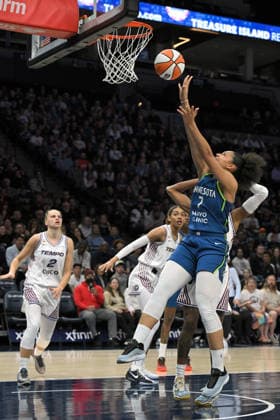 MINNEAPOLIS, MN - MAY 21: Minnesota Lynx forward Anastasiia Olairi Kosu (7) lays it in during the first half of a WNBA, Basketball Damen, USA game between the Minnesota Lynx and Toronto Tempo on May 21, 2026, at Target Center in Minneapolis MN. (Photo by Nick Wosika Icon Sportswire) WNBA: MAY 21 Toronto Tempo at Minnesota Lynx EDITORIAL USE ONLY Icon2026052106