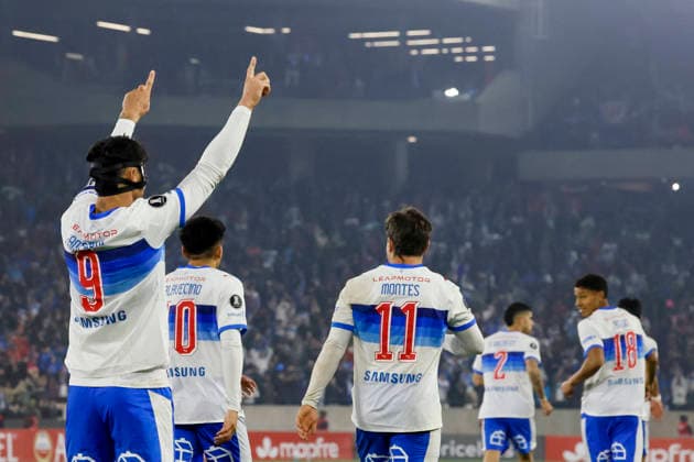 Futbol, Universidad Catolica vs Barcelona SC. Copa Libertadores 2026. El jugador de Universidad Catolica Fernando Zampedri, izquierda, celebra con sus companeros tras marcar un gol contra Barcelona SC durante el partido del grupo D de la Copa Libertadores disputado en el Claro Arena de Santiago, Chile. 21 05 2026 Andres Pina Photosport Football, Universidad Catolica vs Barcelona SC. 2026 Copa Libertadores Championship. Universidad Catolica™s player Fernando Zampedri, left, celebrates with teammates after scoring against Barcelona SC during a Copa Libertadores Championship match at Claro Arena in Santiago, Chile. 21 05 2026 Andres Pina Photosport Universidad Catolica vs Barcelona SC, Copa Libertadores 2026 