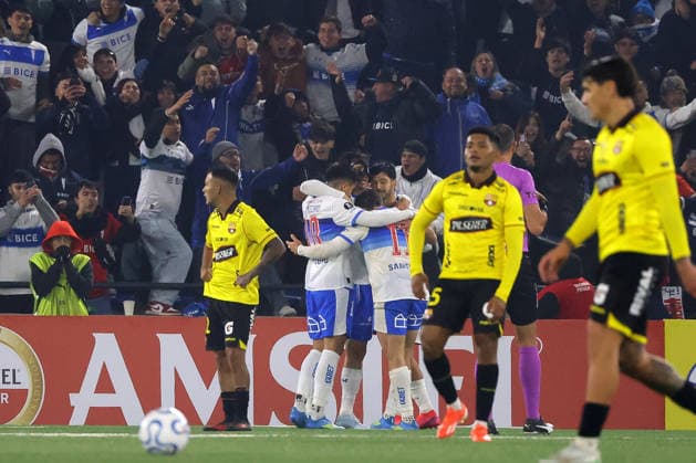 Futbol, Universidad Catolica vs Barcelona SC. Copa Libertadores 2026. El jugador de Universidad Catolica Fernando Zampedri, centro, celebra su gol durante el partido de la fecha 5 del grupo D de la Copa Libertadores contra Barcelona SC disputado en el estadio Claro Arena de Santiago, Chile. 21 05 2026 Jonnathan Oyarzun Photosport Football, Universidad Catolica vs Barcelona SC. 2026 Copa Libertadores Championship. Universidad Catolica player Fernando Zampedri, center, celebrates his goal during the Copa Libertadores, group D fiveth turn match against Barcelona SC at Claro Arena in Santiago, Chile. 21 05 2026 Jonnathan Oyarzun Photosport Universidad Catolica vs Barcelona SC, Copa Libertadores 2026