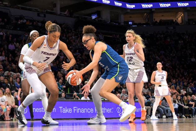 MINNEAPOLIS, MN - MAY 21: Minnesota Lynx guard Olivia Miles (5) steals the ball from Toronto Tempo forward Teonni Key (7) during the second half of a WNBA, Basketball Damen, USA game between the Minnesota Lynx and Toronto Tempo on May 21, 2026, at Target Center in Minneapolis MN. (Photo by Nick Wosika Icon Sportswire) WNBA: MAY 21 Toronto Tempo at Minnesota Lynx EDITORIAL USE ONLY Icon2026052114