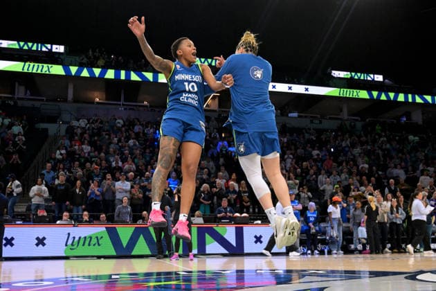 MINNEAPOLIS, MN - MAY 21: Minnesota Lynx guard Courtney Williams (10) and Minnesota Lynx guard Kayla McBride (21) celebrate a victory after a WNBA, Basketball Damen, USA game between the Minnesota Lynx and Toronto Tempo on May 21, 2026, at Target Center in Minneapolis MN. (Photo by Nick Wosika Icon Sportswire) WNBA: MAY 21 Toronto Tempo at Minnesota Lynx EDITORIAL USE ONLY Icon2026052116