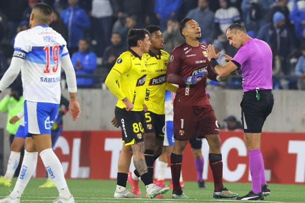 Futbol, Universidad Catolica vs Barcelona SC. Copa Libertadores 2026. Los jugadores de Barcelona SC lamentan la derrota durante el partido de la fecha 5 del grupo D de la Copa Libertadores contra Universidad Catolica disputado en el estadio Claro Arena de Santiago, Chile. 21 05 2026 Jonnathan Oyarzun Photosport Football, Universidad Catolica vs Barcelona SC. 2026 Copa Libertadores Championship. Barcelona SC players reacts after loosing during the Copa Libertadores, group D fiveth turn match against Universidad Catolica at Claro Arena in Santiago, Chile. 21 05 2026 Jonnathan Oyarzun Photosport Universidad Catolica vs Barcelona SC, Copa Libertadores 2026 