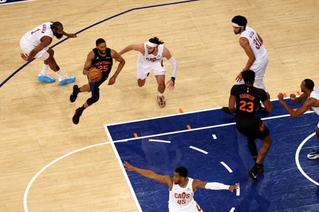 NBA, Basketball Herren, USA East Conference Finals Game 2 - Cleveland Cavaliers at New York Knicks Mikal Bridges (C) of the New York Knicks in action during the NBA Eastern Conference Finals game between the New York Knicks and the Cleveland Cavaliers at Madison Square Garden in New York, USA, 21 May 2026. New York New York United States  Copyright: xOlgaxFedorovax