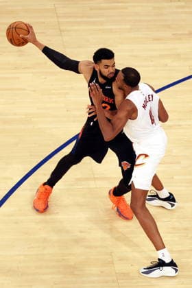 NBA, Basketball Herren, USA East Conference Finals Game 2 - Cleveland Cavaliers at New York Knicks Karl-Anthony Towns (L) of the New York Knicks and Evan Mobley (R) of the Cleveland Cavaliers in action during Game 2 of the NBA Eastern Conference Finals between the New York Knicks and the Cleveland Cavaliers at Madison Square Garden in New York, New York, USA, 21 May 2026. New York New York United States  Copyright: xOlgaxFedorovax