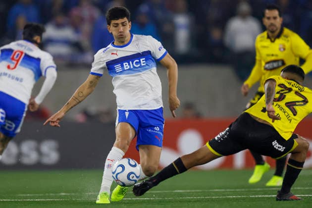 Futbol, Universidad Catolica vs Barcelona SC. Copa Libertadores 2026. El jugador de Universidad Catolica Justo Giani, izquierda, disputa el balon con Gonzalo Lugo de Barcelona SC durante el partido del grupo D de la Copa Libertadores realizado en el Claro Arena de Santiago, Chile. 21 05 2026 Andres Pina Photosport Football, Universidad Catolica vs Barcelona SC. 2026 Copa Libertadores Championship. Universidad Catolica™s player Justo Giani, left, vies for the ball against Gonzalo Lugo of Barcelona SC during a Copa Libertadores Championship gourp D match at Claro Arena in Santiago, Chile. 21 05 2026 Andres Pina Photosport Universidad Catolica vs Barcelona SC, Copa Libertadores 2026 