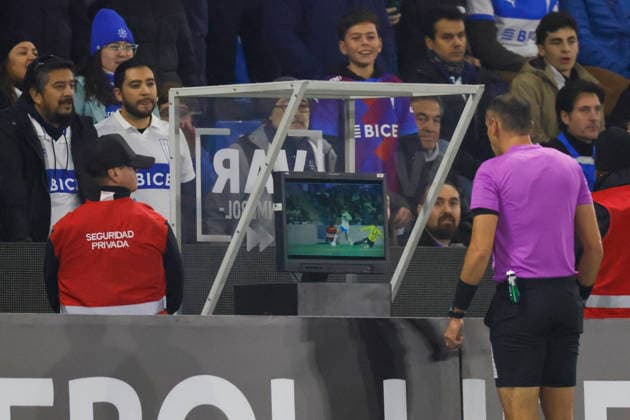 Futbol, Universidad Catolica vs Barcelona SC. Copa Libertadores 2026. El arbitro Juan Gabriel Benitez dirige el partido del grupo D de la Copa Libertadores entre Universidad Catolica y Barcelona SC disputado en el Claro Arena de Santiago, Chile. 21 05 2026 Andres Pina Photosport Football, Universidad Catolica vs Barcelona SC. 2026 Copa Libertadores Championship. Referee Juan Gabriel Benitez leads a Copa Libertadores Championship, group D match between Universidad Catolica and Barcelona SC at Claro Arena in Santiago, Chile. 21 05 2026 Andres Pina Photosport Universidad Catolica vs Barcelona SC, Copa Libertadores 2026 
