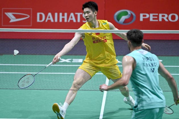 (260522) -- KUALA LUMPUR, May 22, 2026 -- Li Shifeng (L) competes during the men s singles quarterfinal match between Li Shifeng of China and Toma Junior Popov of France at 2026 Malaysia Masters badminton tournament in Kuala Lumpur, Malaysia, May 22, 2026. (Photo by Xinhua) (SP)MALAYSIA-KUALA LUMPUR-BADMINTON-MALAYSIA MASTERS-MEN S SINGLES ChongxVoonxChung 