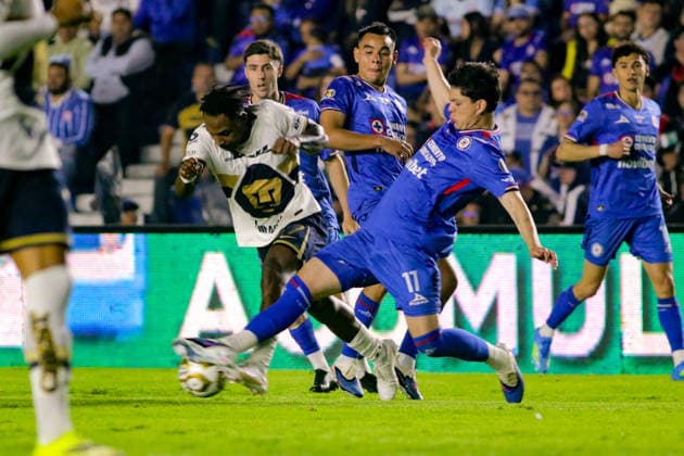 May 21, 2026, Mexico City, Ciudad de Mexico, Mexico: Amaury GarcoÂ­a 17 of Cruz Azul and Alvaro Angulo 77 of Pumas UNAM battle for the ball during the final first leg match between Cruz Azul and Pumas UNAM as part of the Torneo Clausura 2026 Liga MX at Estadio Ciudad de los Deportes on May 21, 2026 in Mexico City, Mexico. Mexico City Mexico - ZUMAe321 20260521_zsa_e321_002 Copyright: xIanxRoblesx