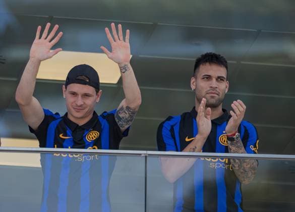 Foto IPP - Luca Micheli LiveMedia Milano 21 05 2026 saluto dalla sede dell internazionale dei giocatori dell Inter con le nuove maglie da gioco con lo scudetto 2025 2026 Nella foto: nicolo Barella e lautaro martinez Italy Photo Press - World Copyright Milan italy Italy ITALY  Copyright: xR4924_italyphotopressx