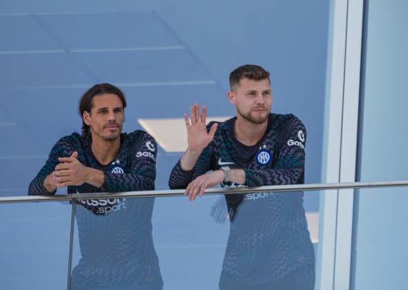 Foto IPP - Luca Micheli LiveMedia Milano 21 05 2026 saluto dalla sede dell internazionale dei giocatori dell Inter con le nuove maglie da gioco con lo scudetto 2025 2026 Nella foto: yann sommer e josep martinez Italy Photo Press - World Copyright Milan italy Italy ITALY  Copyright: xR4924_italyphotopressx