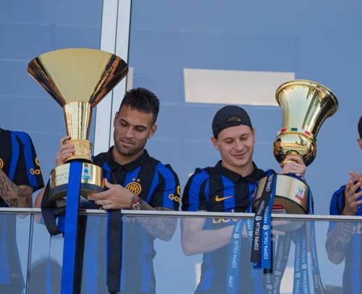 Foto IPP - Luca Micheli LiveMedia Milano 21 05 2026 saluto dalla sede dell internazionale dei giocatori dell Inter con le nuove maglie da gioco con lo scudetto 2025 2026 Nella foto: nicolo Barella e lautaro martinez con i trofei di coppa italia e scudetto Italy Photo Press - World Copyright Milan italy Italy ITALY  Copyright: xR4924_italyphotopressx