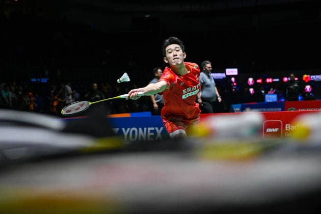 (260522) -- KUALA LUMPUR, May 22, 2026 -- Hu Zhe an competes during the men s singles quarterfinal match between Hu Zhe an of China and Jonatan Christie of Indonesia at 2026 Malaysia Masters badminton tournament in Kuala Lumpur, Malaysia, May 22, 2026. (Photo by Xinhua) (SP)MALAYSIA-KUALA LUMPUR-BADMINTON-MALAYSIA MASTERS-MEN S SINGLES ChongxVoonxChung 