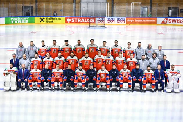 Family photo of Czech national Ice hockey, Eishockey team during a training session at the 2026 IIHF Ice Hockey World Championship, WM, Weltmeisterschaft in Fribourg, Switzerland, on May 22, 2026. (CTKxPhoto RadekxPetrasek) CTKPhotoP2026052202931  CTKPhotoP2026052202931