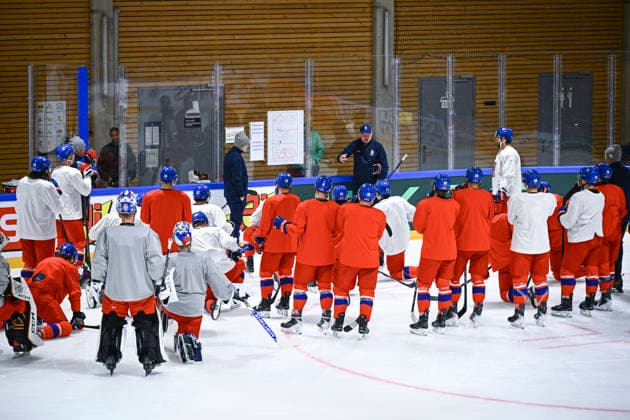 Head coach Radim Rulik, right, attends Czech national Ice hockey, Eishockey team training session at the 2026 IIHF Ice Hockey World Championship, WM, Weltmeisterschaft in Fribourg, Switzerland, on May 22, 2026. (CTKxPhoto RadekxPetrasek) CTKPhotoP2026052202933  CTKPhotoP2026052202933