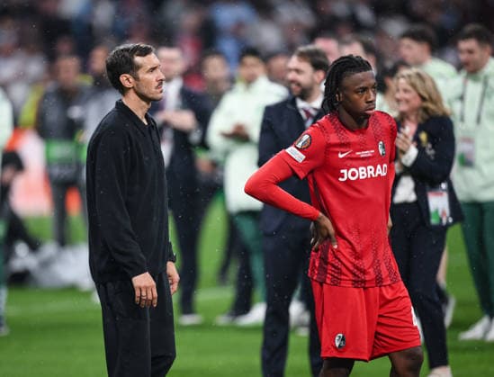 FUSSBALL EUROPA LEAGUE SAISON 2025 2026 Finale in Istanbul 21.05.2026 SC Freiburg - Aston Villa Enttaeuschnung SC Freiburg; ITrainer Julian Schuster (li) und Johan Manzambi (re) *** FOOTBALL EUROPA LEAGUE SEASON 2025 2026 Final in Istanbul 21 05 2026 SC Freiburg Aston Villa Enttaeuschnung SC Freiburg ITrainer Julian Schuster left and Johan Manzambi right