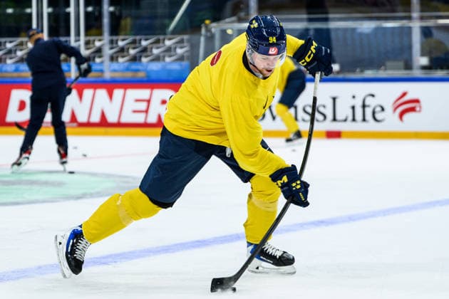 260522 Joel Persson of Sweden at a practice session during the 2026 IIHF Ice Hockey World Championship on May 22, 2026 in Fribourg Photo Jesper Zerman BILDBYRAN kod JZ JZ0725 ishockey ice hockey ishockey vm 2026 vm 2026 iihf world championship träning practice sverige sweden day 8 bbeng  Copyright: JESPERxZERMAN BB260522JZ010
