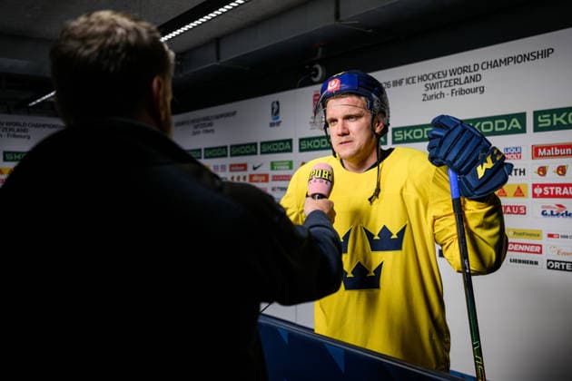260522 Jakob Silfverberg of Sweden in the mixed zone after a practice session during the 2026 IIHF Ice Hockey World Championship on May 22, 2026 in Fribourg Photo Jesper Zerman BILDBYRAN kod JZ JZ0725 ishockey ice hockey ishockey vm 2026 vm 2026 iihf world championship träning practice sverige sweden day 8 bbeng  Copyright: JESPERxZERMAN BB260522JZ020